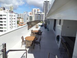- un balcon avec des tables et des chaises dans un bâtiment dans l'établissement Compact Tambaú 408, à João Pessoa
