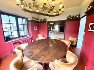 uma sala de jantar com uma mesa de madeira e cadeiras em Luxury Spa Gîtes - Luxury Chalet Warfaaz em Jalhay