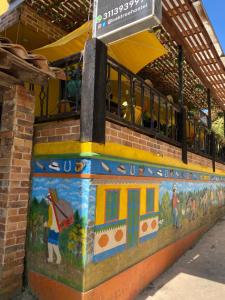 un mural al lado de una estación de tren en Oak Tree house en Guatapé