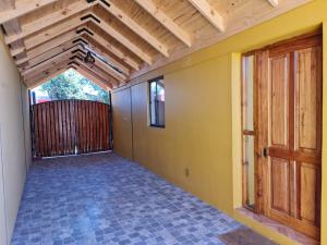 um quarto vazio com um tecto de madeira e uma porta em Casa Los Andes em Los Andes