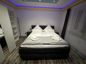 um quarto com uma cama com duas toalhas em Modern Apartments Neuburg 4 - TOP NEU - 2 Zimmer, Komfort, Balkon, Wi-Fi, Smart TV, Große Dusche, Küche em Neuburg an der Donau