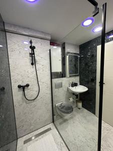 y baño con ducha y lavamanos. en Modern Apartments Neuburg 4 - TOP NEU - 2 Zimmer, Komfort, Balkon, Wi-Fi, Smart TV, Große Dusche, Küche, en Neuburg an der Donau