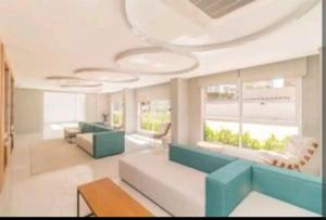 ein Wohnzimmer mit einer Couch und einigen Fenstern in der Unterkunft Apto Madero PUC in Porto Alegre