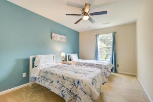 - une chambre avec 2 lits et un ventilateur de plafond dans l'établissement Mulberry home with pond view, à Charleston