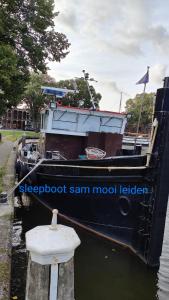 a boat docked at a dock in the water at mooi leiden in Leiden