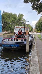 un barco está atracado en un muelle en el agua en mooi leiden en Leiden