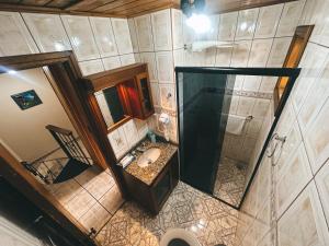 vistas a un baño con lavabo en Chalé Dumont Pousadinha, en Monte Verde 39 fotos más