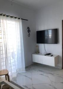 TV a/nebo společenská místnost v ubytování Sol Caribe 101 Bayahibe con linda piscina! + 18 fotografií
