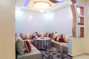 - un salon avec un canapé et une table dans l'établissement ADAM APPARTEMENTS, à Dakhla