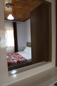 培拉特的住宿－Villa Rexho，卧室内床的镜子反射