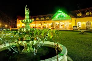 Kebun di luar Hotel Zámeček