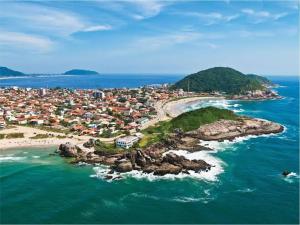 - une vue aérienne sur une île dans l'océan dans l'établissement Kitnet Praia de Ubatuba, à São Francisco do Sul