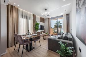 un soggiorno con un divano e un tavolo di Luxury Modern Full Seaview Retreat a Durrës