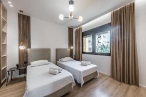 una camera da letto con due letti e una finestra di Luxury Modern Full Seaview Retreat a Durrës