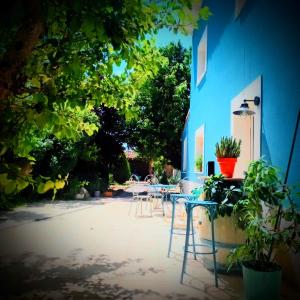 un patio con mesas y sillas junto a un edificio azul en Loft La buena vida, en Peñaranda de Duero