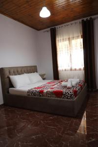 Een bed of bedden in een kamer bij Villa Rexho
