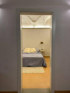 1 dormitorio con 1 cama a través de una puerta en I Tre Re, arte e storia., en Fossombrone