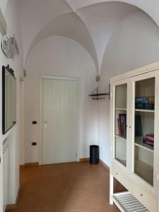 Habitación con puerta blanca y estante para libros en I Tre Re, arte e storia., en Fossombrone