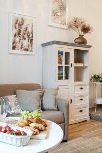 uma sala de estar com uma mesa com uma taça de fruta em Old Town WAWEL II Premium Apartment – 52m2 em Cracóvia
