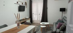 a living room with a table and a couch at Appartement tout confort in Salou