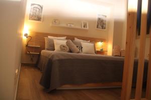 una camera con un grande letto con testiera in legno di Appartamentino - Castle view, no stairs a Dolceacqua