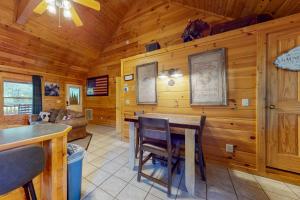 een eetkamer met een tafel en stoelen in een hut bij Moose Tracks Lodge in Pigeon Forge