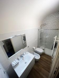 bagno con lavandino, servizi igienici e specchio di Appartamentino - Castle view, no stairs a Dolceacqua