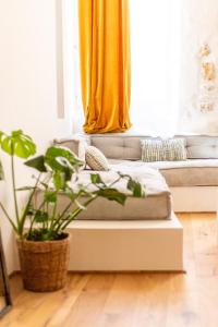 a bed sitting in a room with a window at La Maison des Lamanon in Salon-de-Provence +136 photos