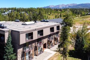 z góry widok z góry w tle w obiekcie Elevated Fraser Condo with Mountain View and Amenities w mieście Fraser