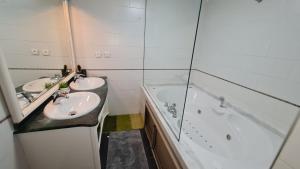 Bilik mandi di Apartamento en Residencia Brooks Iberia +4 gambar