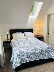 1 dormitorio con 1 cama con edredón azul y blanco en Ocean Mist Getaway(OMG) en Eastsound