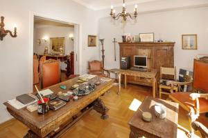 uma sala de estar com uma mesa e uma televisão em Vintage apartment KOLONAKI em Atenas