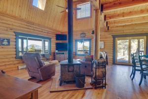 Χώρος καθιστικού στο Lake George Cabin with Deck and Mountain Views!