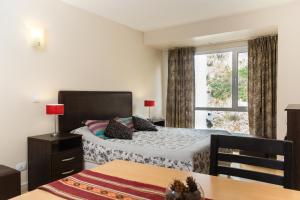 1 Schlafzimmer mit 2 Betten und einem Fenster in der Unterkunft Alojamientos Bariloche in San Carlos de Bariloche