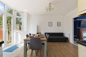 uma sala de estar com uma mesa e um sofá em Semi-Detached House Featuring a Mezzanine Level em Nether Edge