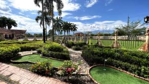 einen Minigolfplatz in einem Garten mit Palmen in der Unterkunft Tequendama Hotel Campestre Villavicencio in Villavicencio