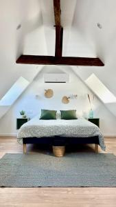 - une chambre avec un grand lit et un plafond dans l'établissement Chez Clément et Mathilde -Duplex climatisé Hyper centre , tout équipé, à Saint-Amand-les-Eaux