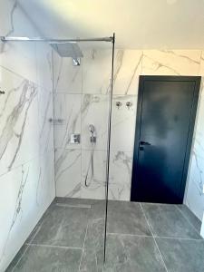 baño con ducha y puerta de cristal en MANGATA, en Pale