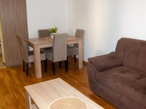 sala de estar con mesa y sofá en Apartman Valerija, en Doboj