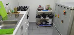 een keuken met een wastafel en een koelkast bij Victoria Costa Verde in Lima