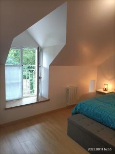 een slaapkamer met een bed en een groot raam bij Gîte VILLA ESPERANZA (2-6 personnes) in Valençay