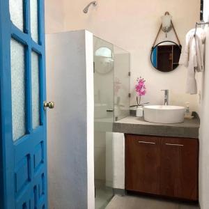 een badkamer met een wastafel en een spiegel bij Casita de la 12 5 min a centro Campeche ideal para 2 ó 3 personas Cocina con estufa de inducción, microondas y refrigerador in Campeche