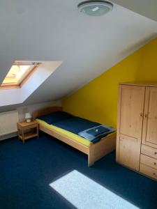 Postel nebo postele na pokoji v ubytování hotel Sádek