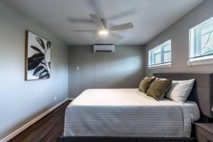 a bedroom with a bed and a ceiling fan at Roomy Urban Apartment Montrose! Free Parking #8 in Houston