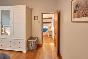 une chambre avec une commode blanche et une chambre avec une peinture à cheval dans l'établissement Stunning 3 bed Yorkshire Dales cottage, à Appletreewick 50 autres photos