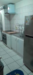 a kitchen with a sink and a refrigerator at Cómodo departamento in Iquique