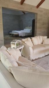 ein Wohnzimmer mit einem Sofa und einem Bett in der Unterkunft Princess Farmhouse in Al Ḩamīdīyah