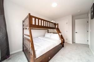 Katil dua tingkat atau katil-katil dua tingkat dalam bilik di Executive Home, AC, Sleeps 10, Near YEG Airport