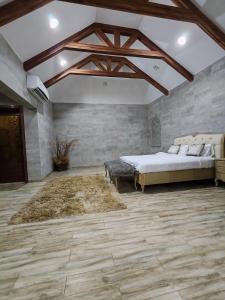 ein großes Schlafzimmer mit einem Bett und einem Teppich in der Unterkunft Princess Farmhouse in Al Ḩamīdīyah
