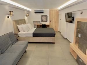 um quarto de hotel com uma cama e um sofá em Loft Athens -Nomad Friendly # SuperHost hub# em Atenas